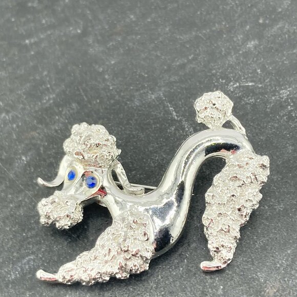 GERRY'S Vintage silver tone poodle brooch with blue rhinestone eyes ~ 1950s pin - Picture 4 of 7